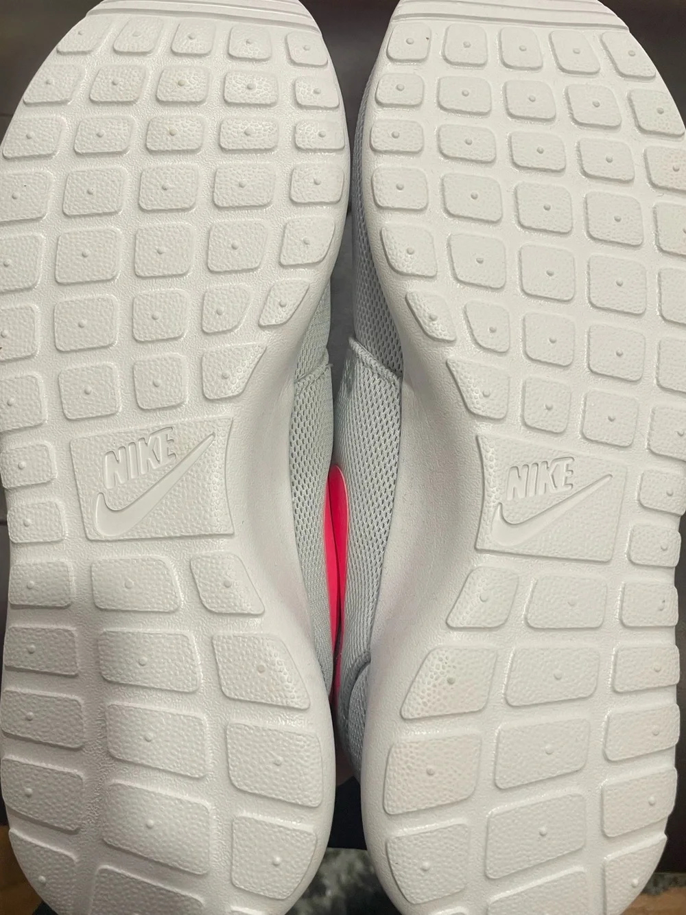Nike Roshe One Flyknit Women's Pure Platinum Pink Razor Sneakers Size 9.5